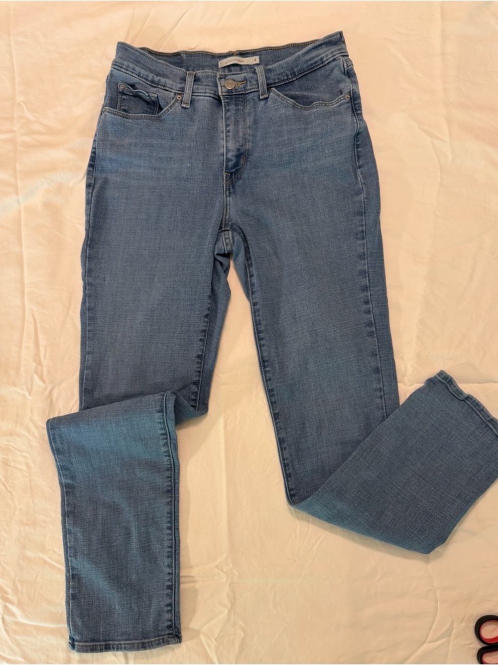 Levi’s Classic Straight Mid-Rise Women’s Jeans in Medium-Light Blue Wash